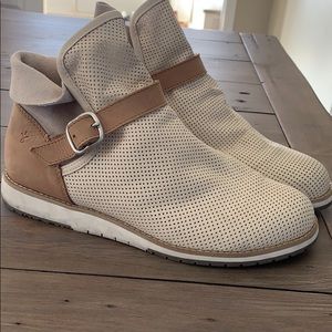 Ladies booties EMU Australia size 8